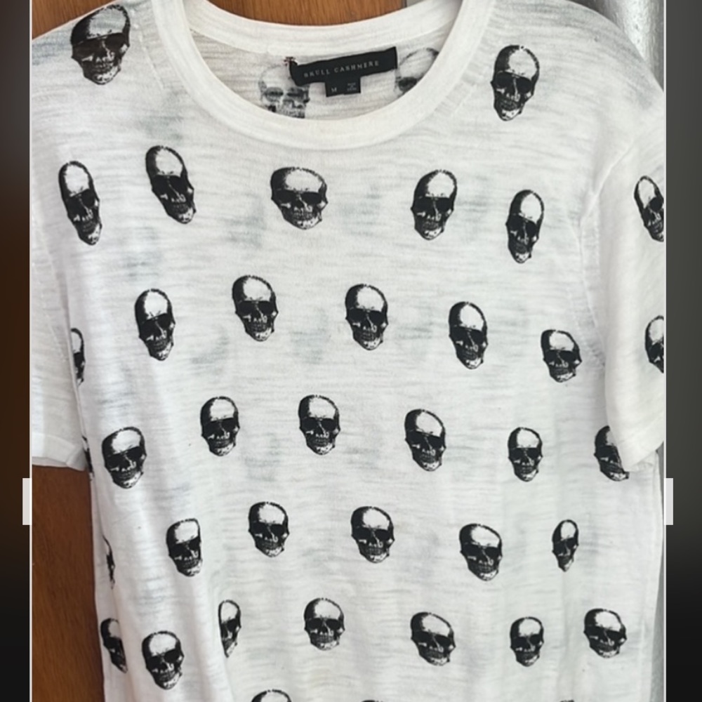 Skull Cashmere black/white tee. Size medium. Worn with a little hole near tag.